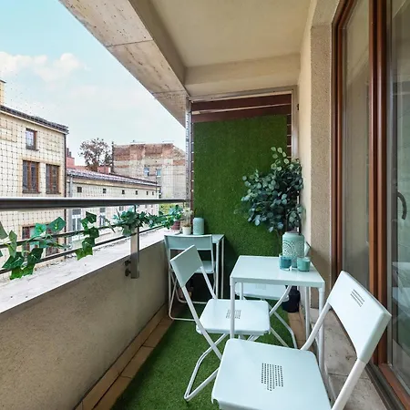 Przytulny Apartament Z Parkingiem I Biurkiem Przy Kazimierzu W Krakowie By Renters Apartment Krakow