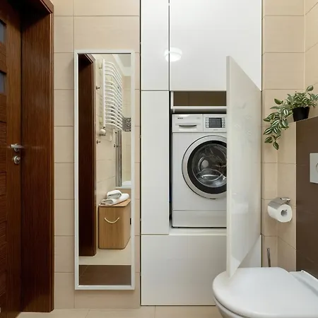 Przytulny Apartament Z Parkingiem I Biurkiem Przy Kazimierzu W Krakowie By Renters Krakau